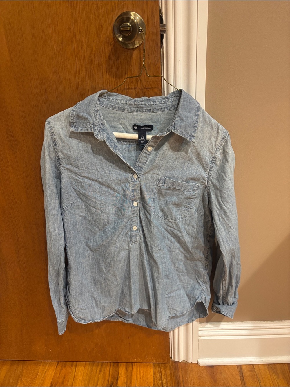 GAP Light Blue Chambray Button-Front Casual Shirt size S